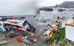 Những hình ảnh đầu tiên tại đảo Lý Sơn khi bão số 9 đi qua: Mọi thứ đều tan hoang, người dân thất thần bên đống đổ nát