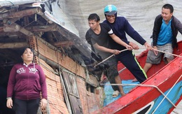 Bão đi qua, nhà sập hết nhưng người dân ven biển Quảng Ngãi vẫn chung tay giúp đỡ nhau, phụ vớt thuyền bị chìm lên bờ