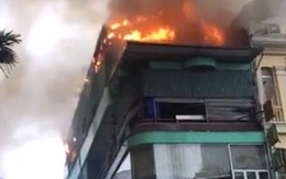 Hà Nội: Nhà hàng hải sản bốc cháy dữ dội dưới cơn mưa