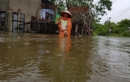 Đà Nẵng: Nhà dân ngập nặng, nhiều người dùng ghe đi lại