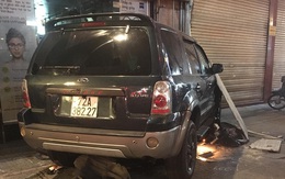 Ô tô "điên" tông nhiều xe máy, 4 người bị thương ở Sài Gòn