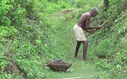 Quyết tâm đi đào kênh dẫn nước về làng, cụ ông bị vợ và mọi người mỉa mai là "gã điên", 30 năm sau phải quay lại cảm tạ ông