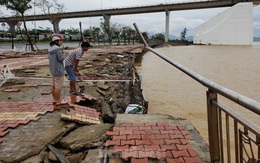 Bờ biển Đà Nẵng ngổn ngang, kè sông sụt lún vì bão số 13