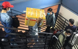 Hành khách thở dốc, vã mồ hôi hột khi vác hành lý 4 tầng để đón xe công nghệ tại Tân Sơn Nhất
