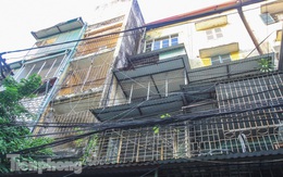 Cận cảnh các chung cư trước nguy cơ đổ sập bất cứ lúc nào ở Hà Nội