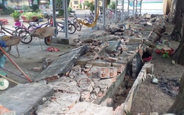 CLIP: Gần 30 m tường bao của 1 trường tiểu học ở Đồng Nai bất ngờ đổ sập