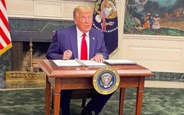 Ông Trump bị cười nhạo vì dùng chiếc bàn tí hon