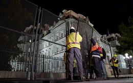 Hàng rào vây quanh Nhà Trắng được hoàn thiện gấp rút ngay trong đêm, đề phòng bạo động sau Ngày Bầu cử