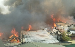Hà Nội: 10 xưởng gỗ bốc cháy dữ dội