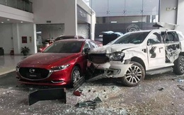Xe Ford mất lái tông trúng người đàn ông rồi lao vào showroom ô tô ở Việt Trì