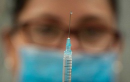 Úc: Dừng thử nghiệm vắc-xin Covid-19 vì cho kết quả... dương tính HIV giả