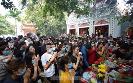 Người dân Thủ đô chen chân đi lễ Phủ Tây Hồ ngày đầu tháng 11 âm lịch