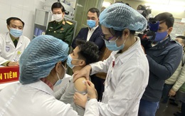 3 người tình nguyện tiêm vắc-xin ngừa COVID-19 đều khỏe mạnh