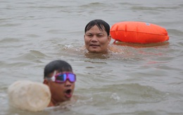 'Sốc' người dân Hà Nội vẫn bơi giữa sông Hồng trong giá rét căm căm