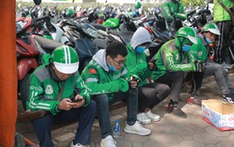 Hà Nội: Hàng trăm tài xế tắt app, tập trung phản đối Grab tăng giá cước