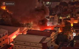 Hà Nội: Cháy lớn tại nhà kho công ty dược phẩm Hà Tây, cột khói bốc cao hàng chục mét khiến nhiều người hoảng sợ