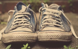 Tặng đi chỉ 1 chiếc giày, chủ tiệm giày góp phần giúp cậu bé nghèo trở thành người nổi tiếng khắp thế giới