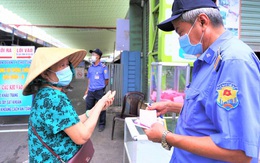 Ảnh: Ngày đầu người dân Đà Nẵng thực hiện đi chợ bằng phiếu ngày chẵn lẻ