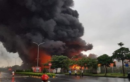 100 công an dập tắt đám cháy kho sơn rộng 2000m2 tại Khu công nghiệp Yên Phong