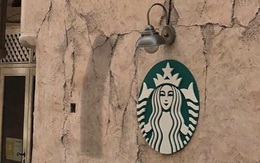 Cửa hàng Starbucks tại xứ siêu giàu gây bất ngờ với mái lá, tường nứt cũ kỹ như kiểu nhà đất Việt Nam