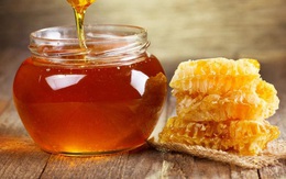 Chuyên gia ĐH Oxford: Mật ong chữa ho, cảm lạnh tốt hơn thuốc không kê đơn mà không có tác dụng phụ