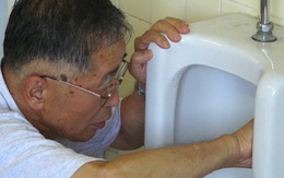 Câu chuyện cảm động về chủ tịch 81 tuổi vẫn đi cọ toilet dù sở hữu doanh nghiệp tỷ Yên