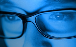 Mắt kính chống ánh sáng xanh từ máy tính và điện thoại có THẬT SỰ có tác dụng bảo vệ mắt như đồn thổi?