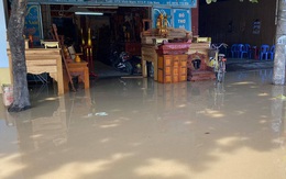 Đường ống nước sạch vỡ, quốc lộ và nhà dân ở TP Vinh ngập trong nước