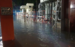 Clip: Công an, dân phòng TP HCM “giải cứu” nhiều phương tiện ngập sâu sau trận mưa kéo dài