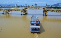 Đà Nẵng: Người dân háo hức chứng kiến cây cầu hơn 55 năm tuổi nâng nhịp cho tàu thuyền qua lại