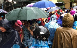 Ảnh: Cơn mưa xối xả đổ xuống Hà Nội giờ tan học khiến nhiều phụ huynh, học sinh mệt nhoài trên đường về nhà