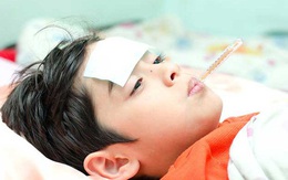 Bác sĩ BV Nhi đồng chia sẻ 4 sai lầm nguy hiểm của cha mẹ khi hạ sốt cho trẻ
