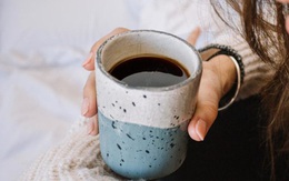 Uống cà phê mỗi ngày, người phụ nữ 30 tuổi bị loãng xương: có 4 nhóm người nên nói KHÔNG với loại đồ uống này