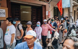 Đến hẹn lại lên: Người Hà Nội kiên nhẫn xếp hàng dài đợi mua bánh Trung thu Bảo Phương