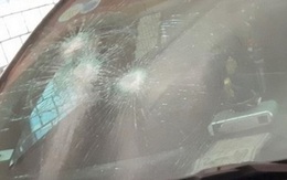 Xe của chủ tịch huyện ở Thanh Hóa bị đập kính, bẻ cong biển số khi để trong cơ quan