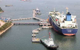 Reuters: Các nhà nhập khẩu dầu Việt Nam đưa ra nhiều ưu đãi nhưng vẫn không bán được hàng