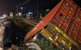 Xe container lao xuống cầu ở Long Thành, tài xế thoát chết