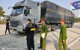 Cận cảnh vụ bắt giữ 14 xe container chở 300 tấn hàng lậu "rồng rắn" từ Trung Quốc về