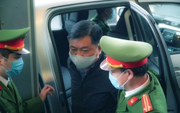 Ông Đinh La Thăng đeo khẩu trang, đến tòa bằng xe đặc chủng