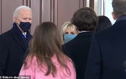 Khoảnh khắc ông Biden bối rối vì cánh cửa Nhà Trắng mãi không mở