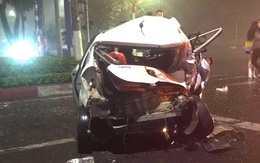 Vụ xe bán tải tông bẹp dúm taxi chờ đèn đỏ: Nữ hành khách tử vong sau 1 ngày cấp cứu