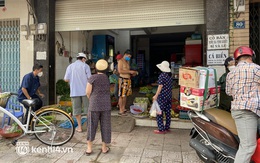 Sài Gòn sáng ngày đầu tiên nới lỏng giãn cách: Hàng quán mở lại nhưng thưa thớt, người dân đổ ra đường đi mua đồ ăn