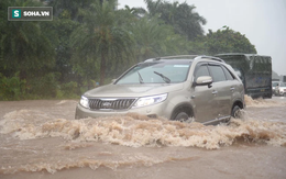 Hà Nội: Đại lộ Thăng Long - Vành đai 3 ngập nghiêm trọng, ô tô đi trong 'biển nước'