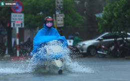 Ô tô, xe máy bì bõm "bơi" trong biển nước trên phố sau cơn mưa lớn xuyên đêm
