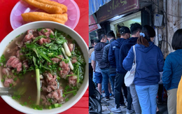 "Tết Phở" ở Hà Nội sau 2 tháng giãn cách: Người dân chấp nhận xếp hàng dài, chờ hơn 40 phút để được thưởng thức một bát phở!
