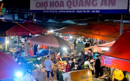 Chợ hoa lớn nhất Hà Nội ngày 20/10: Người dân ùn ùn đi mua hoa khiến cả đoạn đường ùn tắc dài trong đêm