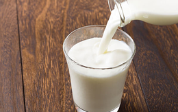 Thói quen uống sữa sai lầm, số 3, 5 đặc biệt tai hại nhưng rất nhiều trẻ em phạm phải: Nhẹ gây ngộ độc, nặng gây tăng trưởng chậm!