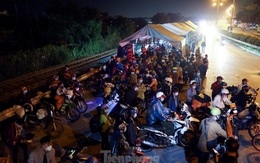 Cả nghìn người từ các tỉnh phía Nam đi xe máy qua Hà Nội để về quê trong đêm