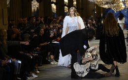 BIẾN CĂNG: Biểu tình giữa show Louis Vuitton làm khách mời nhốn nháo, bảo vệ phải lao lên sàn diễn dẹp loạn