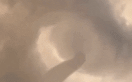 Kỳ lạ: Vòi rồng khủng xuất hiện cùng lúc với cầu vồng trên biển Cửa Lò